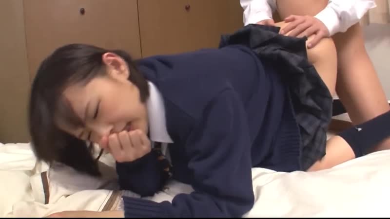 日本女学生在脚间性交时被错误插入01