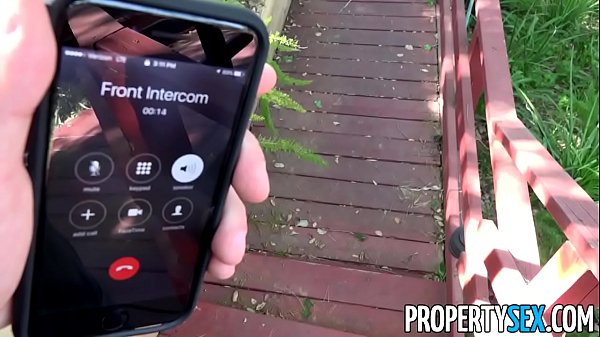 PropertySex - Una splendida agente con grandi tette naturali scopa il proprietario della casa