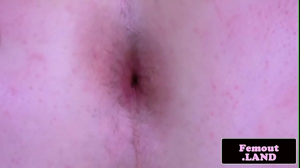 Klaffende Solo-Falle masturbiert bis zum Abspritzen