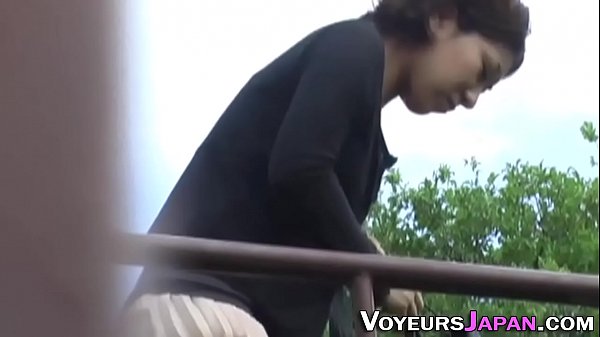 L'adolescente viene filmata sotto la gonna