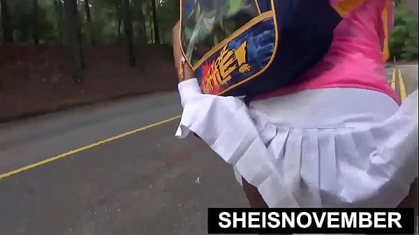 Geek nero americano che cammina dopo un pompino all'aperto, Sheisnovember ha perso una scommessa, poi ha succhiato un cazzo con le tette giganti e i capezzoli esposti, poi ha camminato mostrando le mutandine con l'esposizione dell'upskirt e le graziose cosce nere di Msnovember