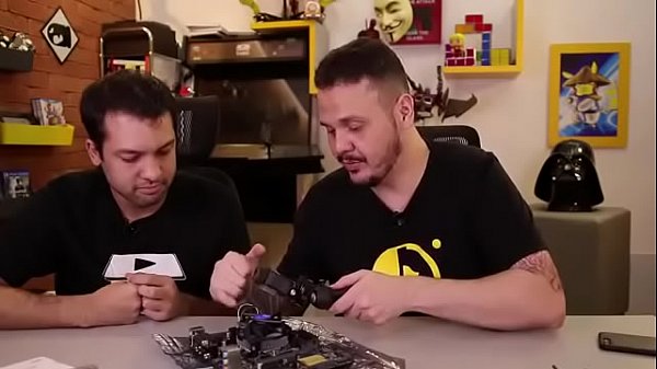 Especialista delicia montando PC com professor gostosinho