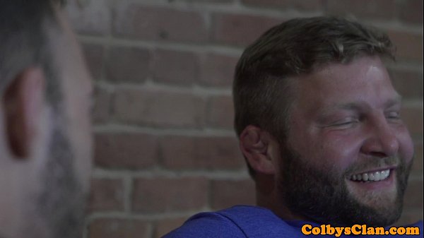 Ein muskulöser, heterosexueller Adonis bumst sein enges Arschloch