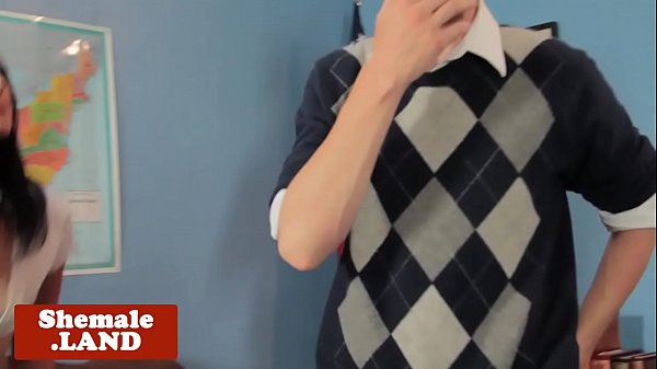 Tgirl succhiacazzi piegata e inculata