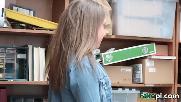 Innocente studentessa bionda nera spedita da un falso manager