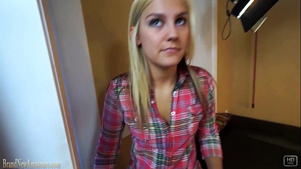 La ragazza amatoriale Bailey ha scopato in POV sul divano del casting