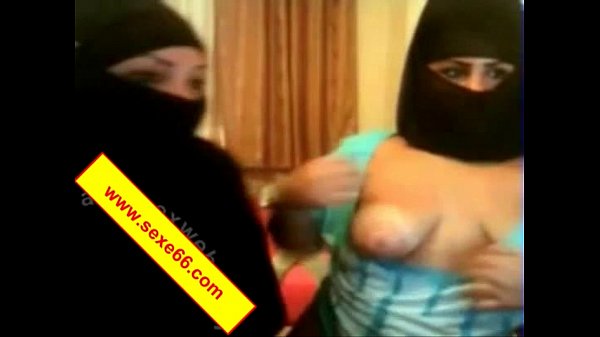 Infirmière salope joue avec les seins suspendus d'une femme en lactation