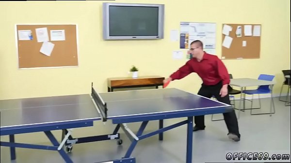 Nero etero maschio pornostar gay xxx CPR uomo con asta in gola e nudo