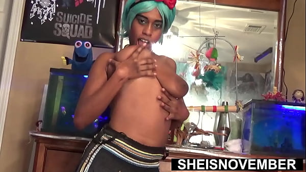 Togliersi la gonna per un intenso climax di squirting della vagina, mutandine rimosse dal culo grosso, bella ragazza ebano Sheisnovember che dimena i fianchi, grandi seni cadenti e capezzoli scuri che rimbalzano durante l'orgasmo femminile di lunedì