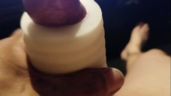 Masturbation bisexuelle. Éjaculation punitive à l'aide d'une salle de masturbation