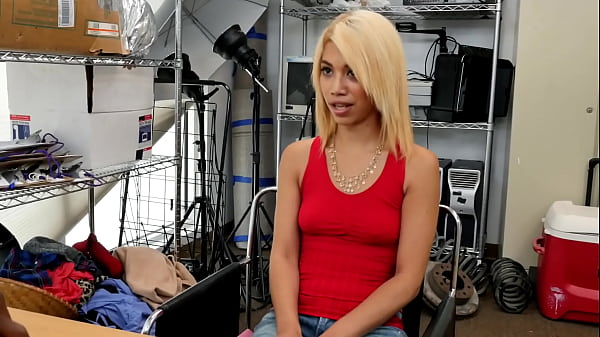 La piccola pornostar bionda succhia come una professionista durante il processo dell'agente di casting nero