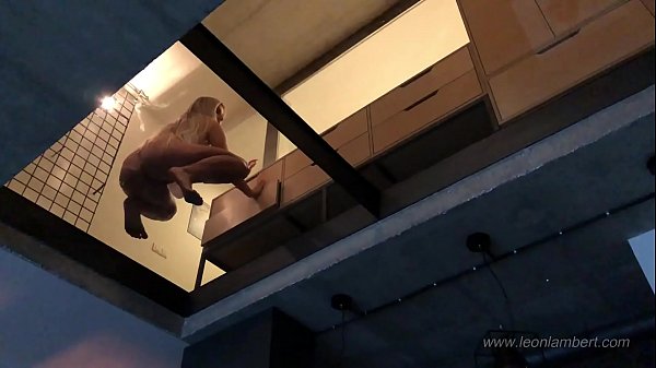 Guardo mia moglie tettona dal fondo di vetro per vedere le sue tette e la sua figa gonfia