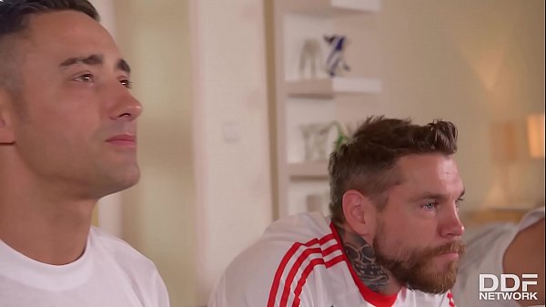 Tre tifosi di calcio si sbattono le palle nella super sexy rossa Eva Berger in una gangbang