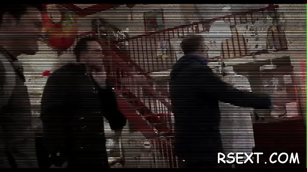 Die schöne Nutte stimuliert das heiße Oralvergnügen und nimmt es sich in den Arsch