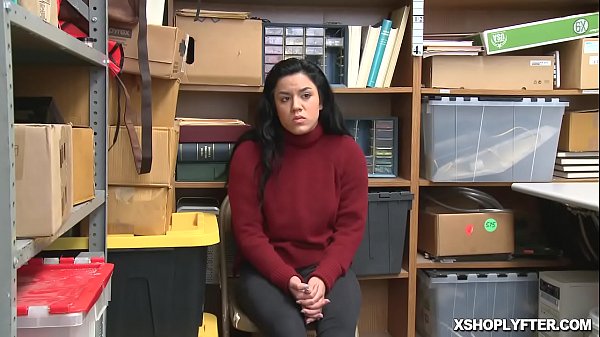 Der massive Schwanz der LP-Offiziere wird hart und spreizt die enge Muschi des Ladendiebes!