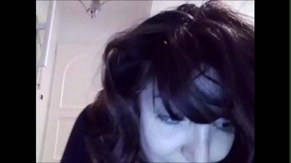 lei, una schiava devota, pulisce il pavimento senza biancheria intima