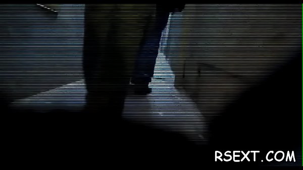 Nutte aus dunkler Schokolade gibt einem weißen Kerl eine dampfende orale Stimulation