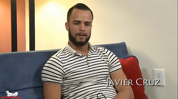 Javier puxa seu pau sem cortes, lubrifica-o e começa a levantar