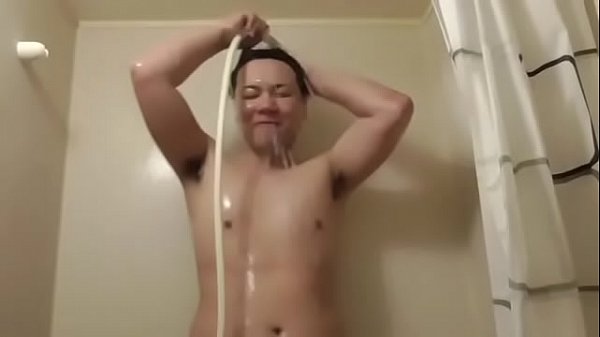 प्रसिद्ध जापानी समलैंगिक लड़का सिमोयाका स्नान का समय