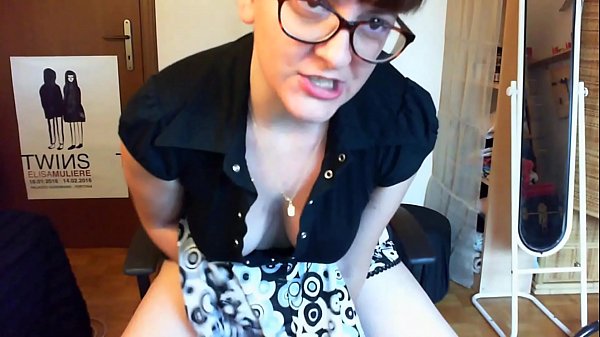 कार्यस्थल पर आपका बॉस आपको बहुत गालियाँ देता है और अपमानित करता है क्योंकि आप अपनी पत्नी के अधीन एक व्यभिचारी पति हैं