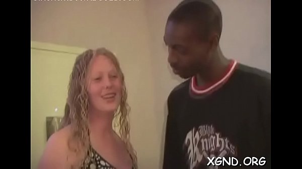 La ragazza carina è lunatica per un peso di 10 libbre ed è entusiasta di posare in cam