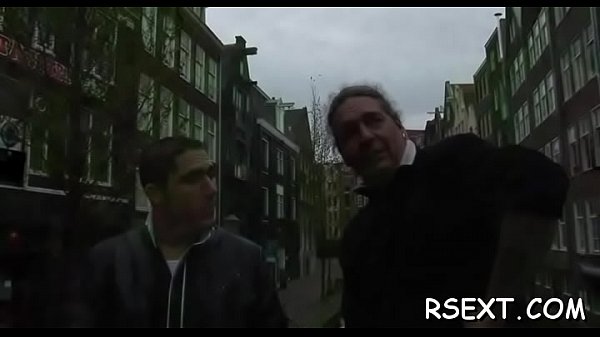 Reife Nutte geht runter und lutscht den Schwanz, bevor sie geleckt wird