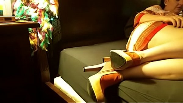 La moglie tedesca MILF ha il primo orgasmo anale sul terremoto della webcam