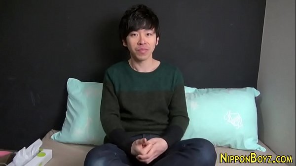 Gay asiático solo acariciando