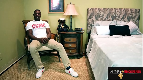 MARINE: Young erzählt uns, wie er beim Wichsen auf dem Stützpunkt erwischt wurde