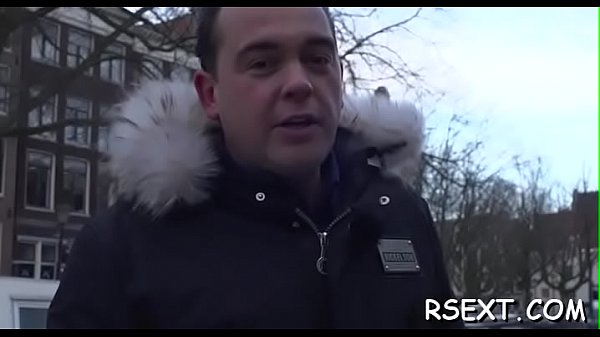 Sexy korpulente Nutte wird mit den Fingern gefickt und gibt einen heißen Blowjob