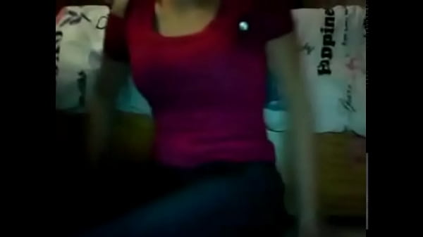 schüchternes Mädchen mit blinkenden Brüsten