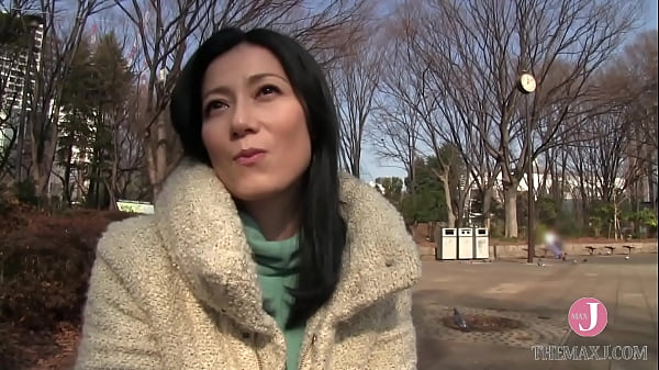 A mature woman with a beautiful face is given a naughty toy and monitored, and the sight of her ripe body undulating and feeling comes to the crotch!