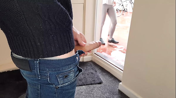 Public Dick Flash Neighbour a été surpris de voir un mec se branler mais l'a aidé à jouir (haineux de sperme)
