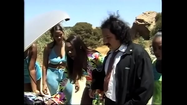 Quattro ragazze nere Menage A Trois, Meka Johnson, Shontail e Carmel Lane stavano tornando a casa da Las Vegas quando la loro macchina scoppiettava nel deserto_ fortunatamente, passava un barattolo di lardo sul suo fuoristrada che ha accettato di lasciarle a Los Angeles