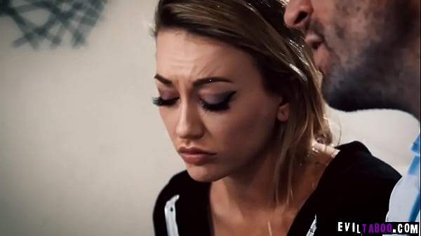 Stirling Cooper était en colère contre Adria Allure après qu'elle ait accidentellement heurté sa voiture. Il a exigé d'avoir des relations sexuelles avec lui et d'oublier l'incident.