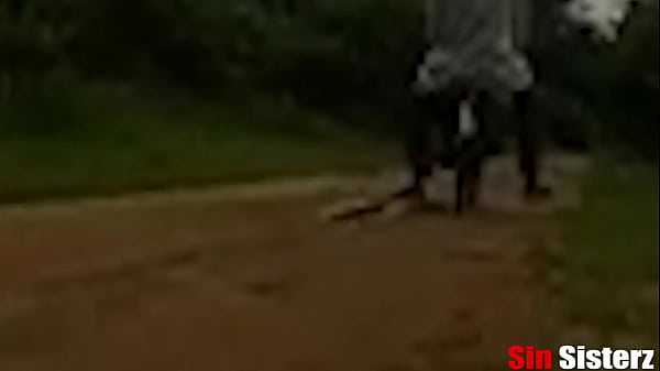 La bella ragazza teenager si diverte in un ambiente esotico