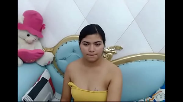 karla ryan y su sexy tirante caido de la blusa