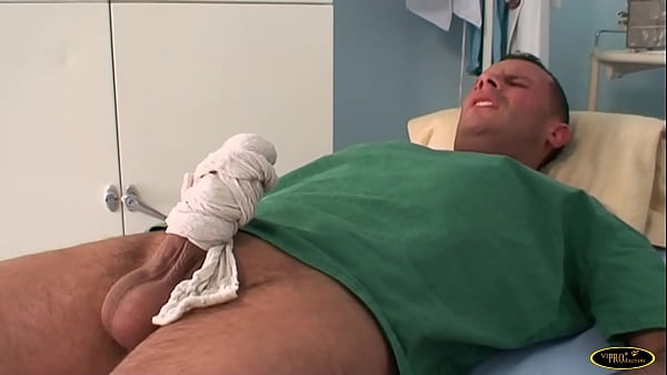 Infermiera bruna con belle tette naturali scopa il paziente con un grosso cazzo