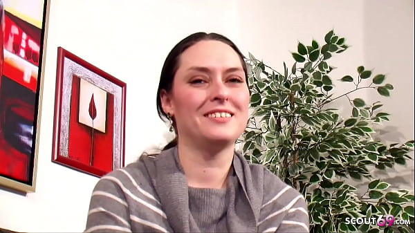 Natürliche deutsche Studentin masturbiert zum ersten Mal für ihren Freund vor der Kamera