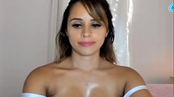 Alice Gomez, famosa #WebCamModel, mostra un corpo sexy e abbronzato in lingerie con le spalline abbassate.