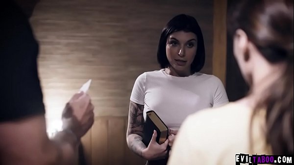 Cậu thiếu niên nổi loạn Ivy Lebelle đã bị một đạo diễn sừng sỏ Dick Chibbles giao cho quản lý và cuối cùng phải quan hệ tình dục với anh ta.