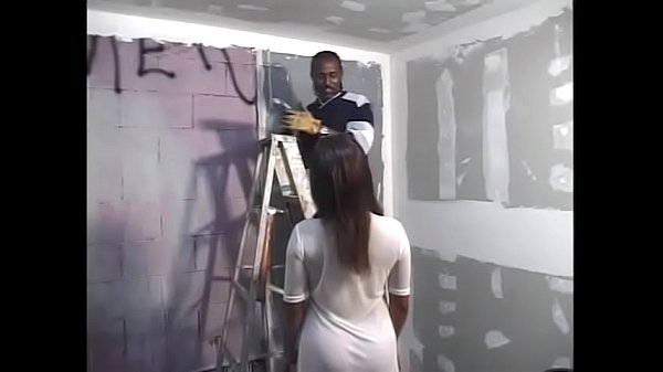 Ebony enceinte lady Amber Kelly persuaded construction worker doing interior works to polish her pussy with his massive tools