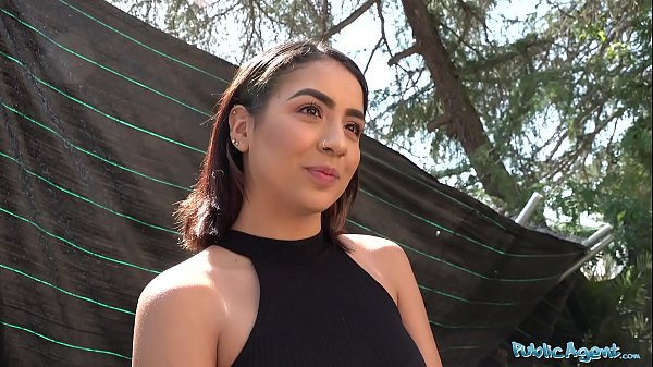 L'agent public Kitty Love baisée par une grosse bite lors d'une visite guidée