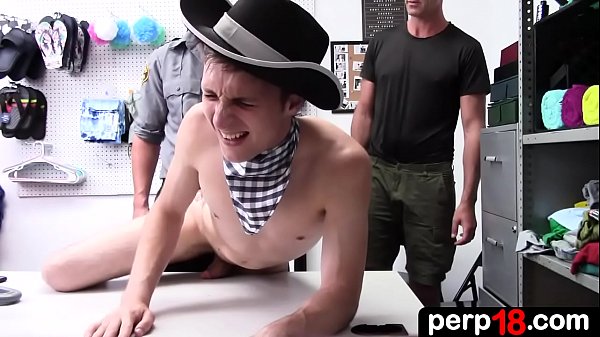 Sein Stiefvater ist mit dem Sicherheitsbeamten kooperativ, obwohl der Junge die Vorwürfe bestreitet