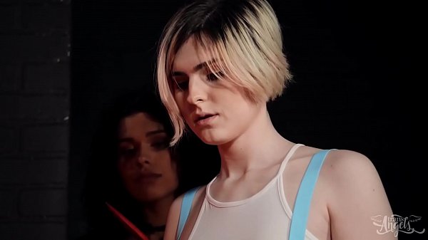 La tettona TS Ella Hollywood e (Alisia) si scopano a vicenda e il grosso cazzo (Dante Colle) in una cosa a tre di Halloween - Transangels