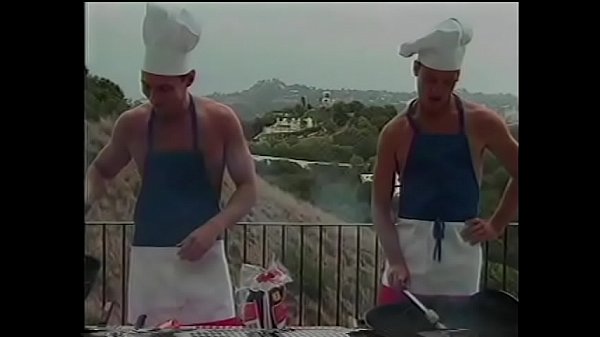 Una coppia di assistenti di The Naked Chef Paul Morgan, Matt Young e Marc Hamilton, provano a preparare le salsicce barbecue a modo loro