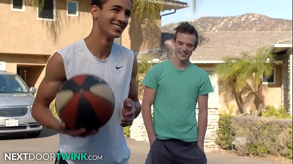 NextDoorTwink - Scott Finn aiuta un giovane adolescente nero con la sua forma