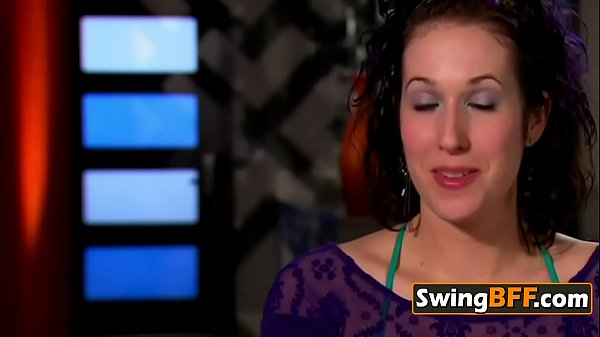 Scambisti bisessuali si baciano e fanno sesso softcore fantastico.