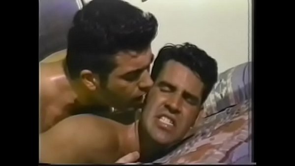 Il lussurioso Steve Crawford ha finalmente ritrovato dei preservativi perduti ed è riuscito a recuperare i suoi soldi sotto forma del grosso cazzo di Jamoo che gli ha infilato il culo