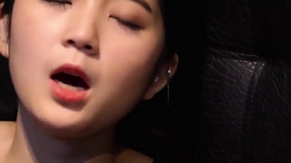 Cô gái dễ thương đang xem sex và thủ dâm và bị anh trai phát hiện...